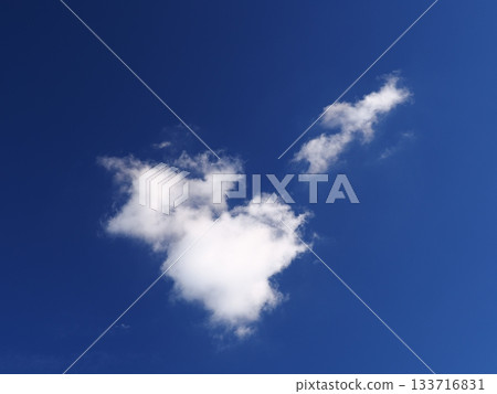 藍天中漂浮的雲朵。 133716831