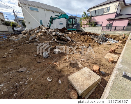 Demolition work of wooden houses Demolition work Demolition work using heavy machinery 133716867