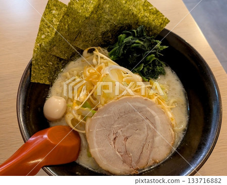 Tonkotsu salt ramen topped with green onions 133716882
