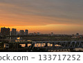 夕陽下的天空與列車，暮色，天空漸變，JR線 133717252