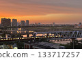 夕陽西下，紅色列車駛過，暮色降臨，天空變幻莫測，京急線 133717257