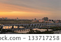 夕陽西下，紅色列車駛入京急線，暮色天空漸層2號線 133717258
