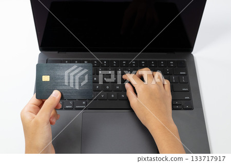 特寫鏡頭：一隻手正在進行信用卡支付 133717917