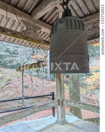 深秋時節，山寺古老的鐘樓和寺鐘。 133718022