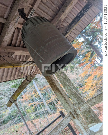 深秋時節，抬頭仰望山上的寺廟鐘聲和秋葉。 133718023