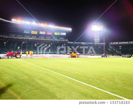 甲子園球場賽後場地準備工作 甲子園球場賽後場地準備工作 133718183