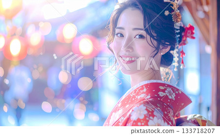 一幅美麗的肖像畫，畫中一位年輕女子笑容燦爛，身穿紅金相間的振袖衫。 133718207