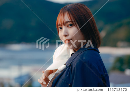 黃昏時分，一位女子凝視著落日。 133718570