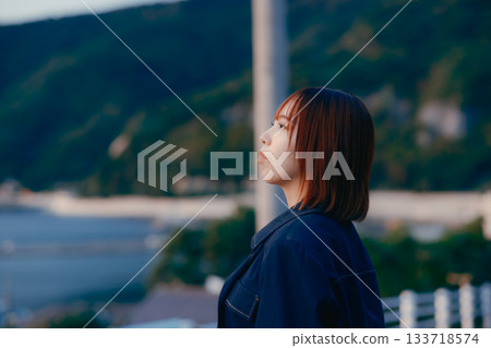 黃昏時分，一位女子凝視著落日。 133718574