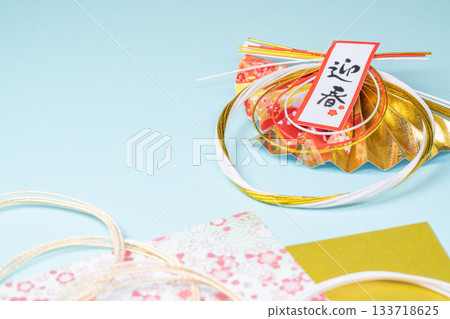 一幅以淺藍色背景為襯託的新年水引裝飾畫。 一幅以淺藍色背景為襯託的新年水引裝飾畫。 133718625
