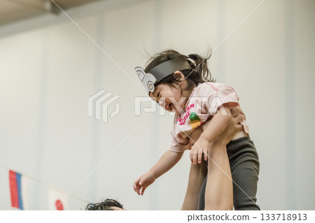 【幼稚園運動會：和爸爸一起表演，「飛得更高」】 133718913