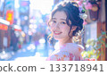 一位身著振袖和服的年輕女子在璀璨奪目的背景下微笑。新年成人禮 133718941