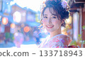 一位身著振袖和服的年輕女子在璀璨奪目的背景下微笑。新年成人禮 133718943