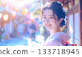 一位身著振袖和服的年輕女子在璀璨奪目的背景下微笑。新年成人禮 133718945