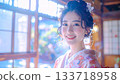 在柔和的光線下，一位身著振袖和服的年輕女子露出溫柔的微笑。 133718958