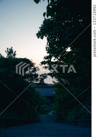 日本海上的日落和寧靜的海景 133718992