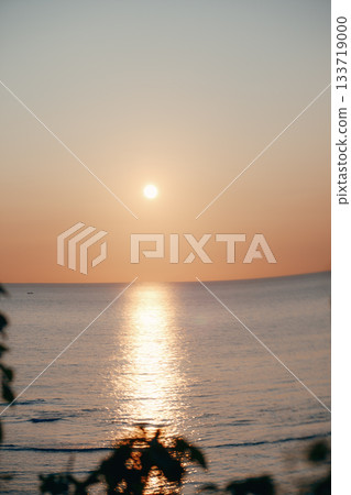 日本海上的日落和寧靜的海景 133719000