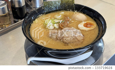 餐廳場景(連鎖餐廳的味噌雞蛋拉麵) 餐廳場景(連鎖餐廳的味噌雞蛋拉麵) 133719028