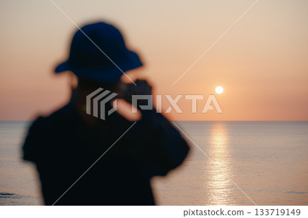 一位老婦人眺望日落的剪影 133719149