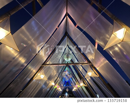 夜晚燈火通明的教堂 133719158