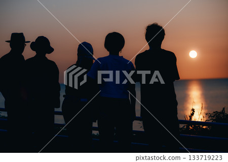 五個剪影凝望著日落 五個剪影凝望著日落 133719223