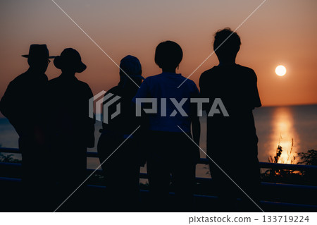 五個剪影凝望著日落 五個剪影凝望著日落 133719224