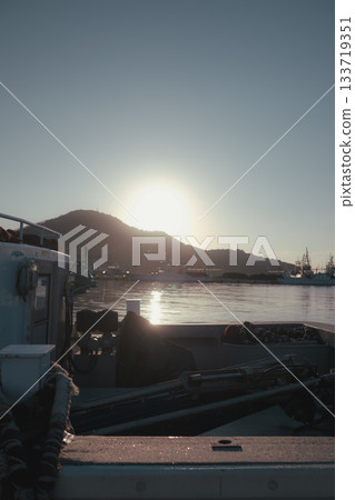 清晨寧靜的海港和燈塔景色 133719351