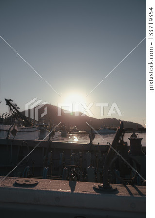 清晨寧靜的海港和燈塔景色 133719354