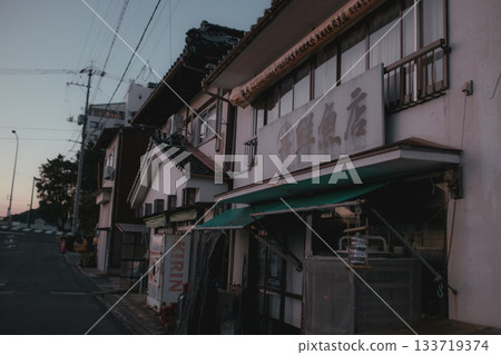 清晨寧靜的海港和燈塔景色 133719374