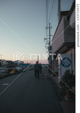 清晨寧靜的海港和燈塔景色 133719375