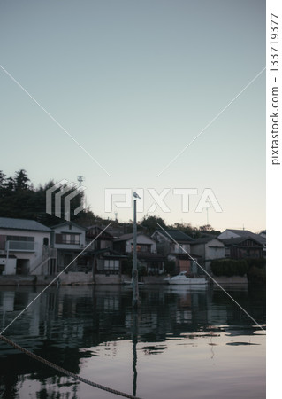 清晨寧靜的海港和燈塔景色 133719377