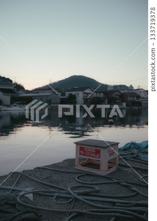 清晨寧靜的海港和燈塔景色 133719378