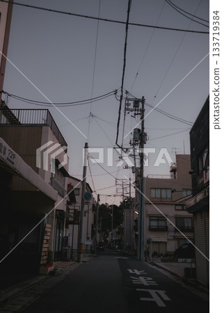 清晨寧靜的海港和燈塔景色 133719384