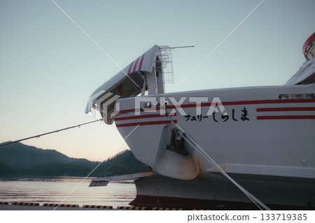 清晨寧靜的海港和燈塔景色 133719385