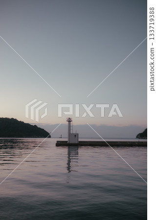 清晨寧靜的海港和燈塔景色 133719388