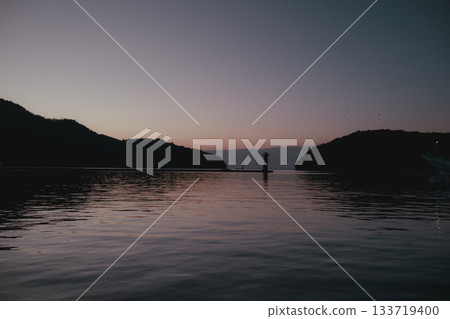 清晨寧靜的海港和燈塔景色 133719400