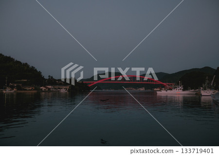 清晨寧靜的海港和燈塔景色 133719401