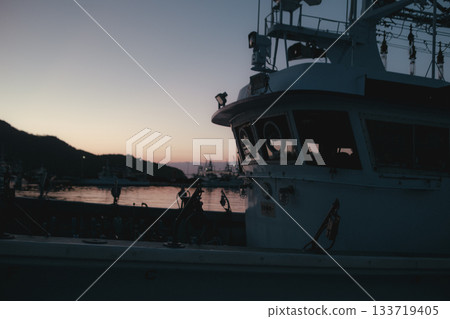 A quiet morning view of the harbor and lighthouse 133719405