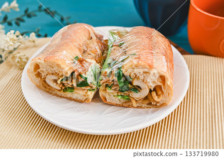 裹著長袍的炸麵條三明治 133719980