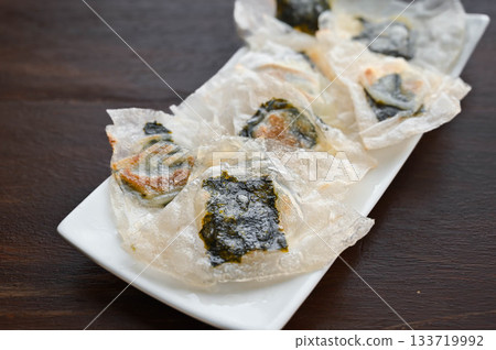 海苔和起司用米紙包裹 海苔和起司用米紙包裹 133719992