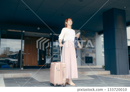 女性旅客抵達飯店 133720010