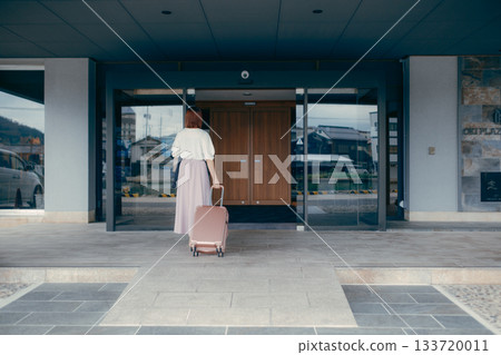 Female traveler arriving at hotel 133720011