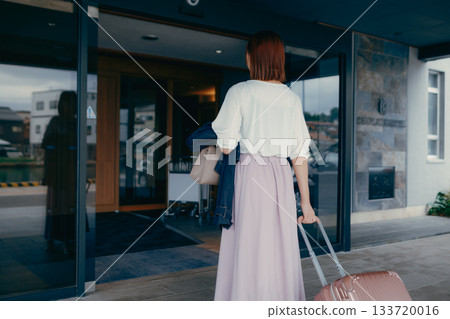 女性旅客抵達飯店 133720016