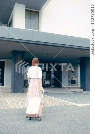 女性旅客抵達飯店 133720019