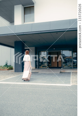 女性旅客抵達飯店 133720026