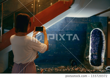 一位二十多歲的女子在飯店大廳拍照 133720372