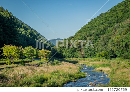 伊那川清澈的溪流景色和迷你尾瀨公園,在初秋時節點綴著五彩繽紛的植物(福島縣日之枝村) 伊那川清澈的溪流景色和迷你尾瀨公園,在初秋時節點綴著五彩繽紛的植物(福島縣日之枝村) 133720769