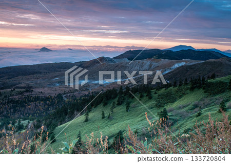 從澀峠看到的雲海，以及沐浴在晨曦中的草津白根山秋色（群馬縣） 133720804
