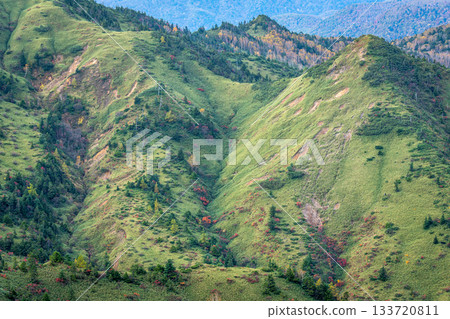澀峠的綠色山坡和開始呈現秋色的山脈（長野縣山之內町） 133720811