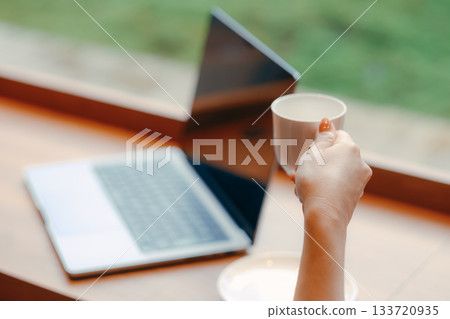 共享辦公空間的桌上放著筆記型電腦和咖啡 133720935